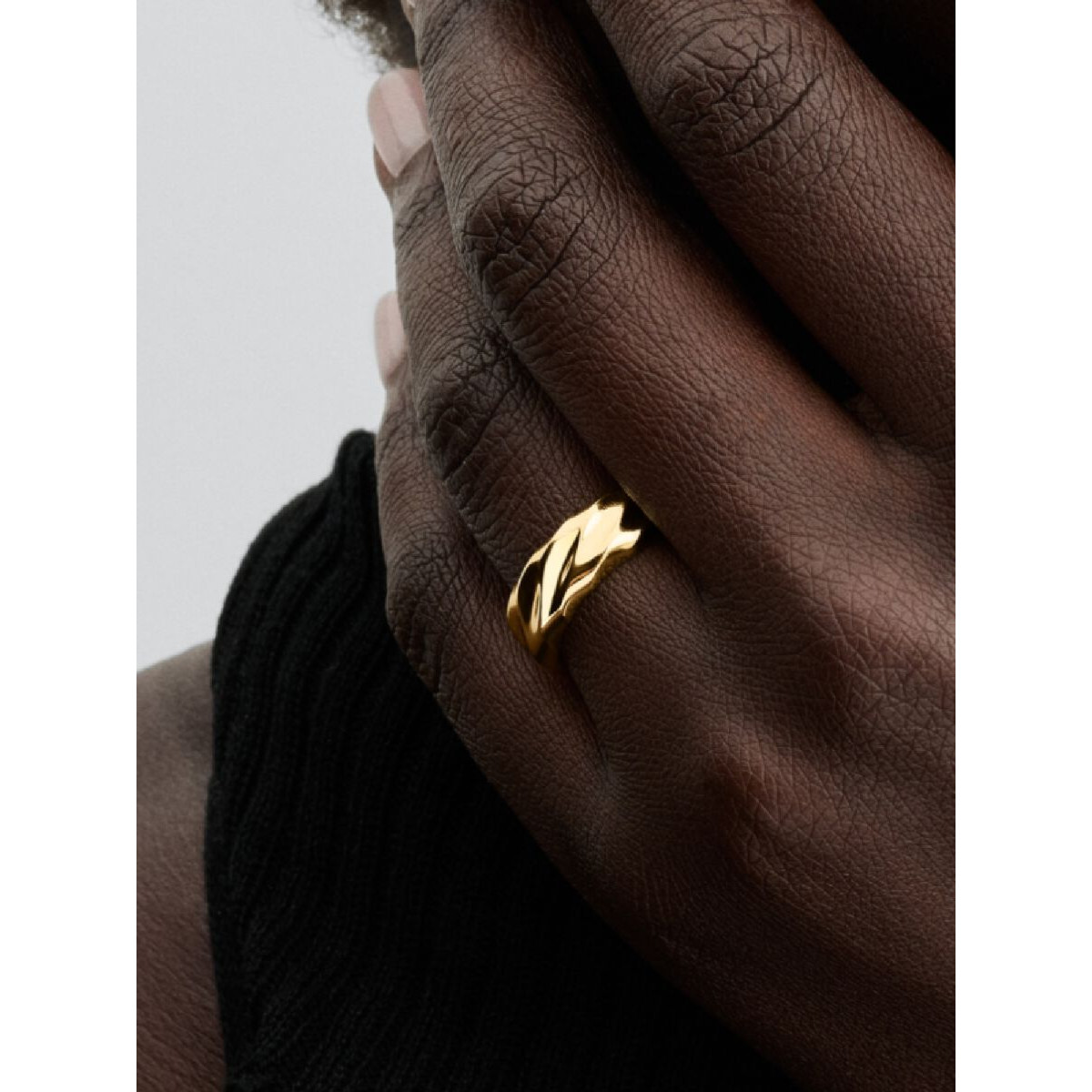 Anillo Pandora  Banda Ancha Ondulada. Recubrimiento en oro de 14k - 163886C00