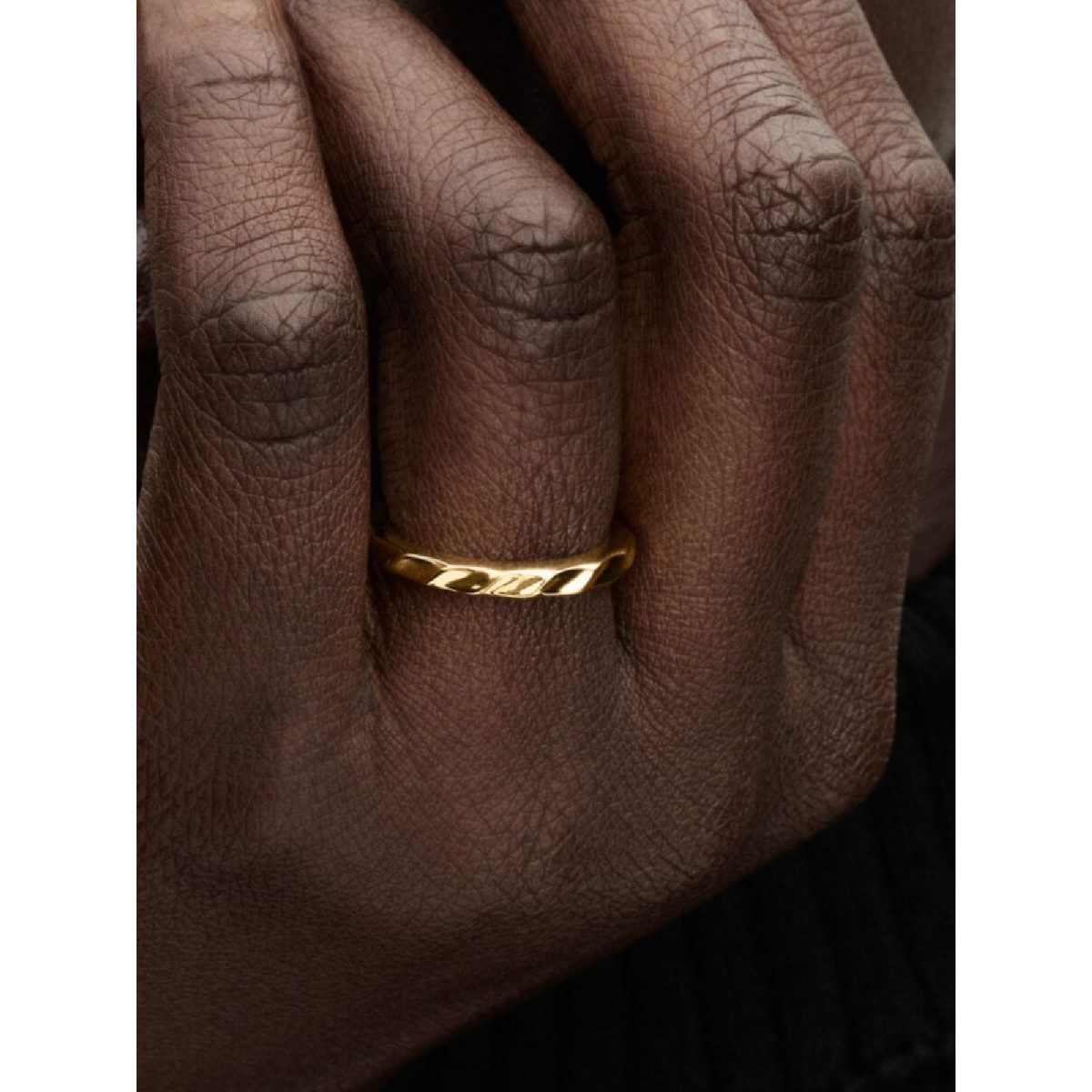 Anillo Pandora  Banda Ondulada. Recubrimiento en oro de 14k - 163885C00