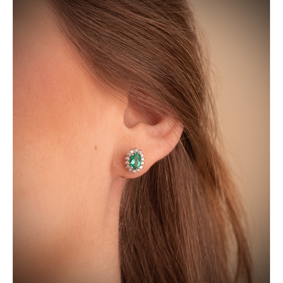 18K PENDIENTES ORO BLANCO 28 DIAMANTES DE LABORATORIO Y ESMERALDA 6X4 MM 0,78 QTS 0,28 QTS. VS2-G CIERRE PRESION 9,5X8 MM