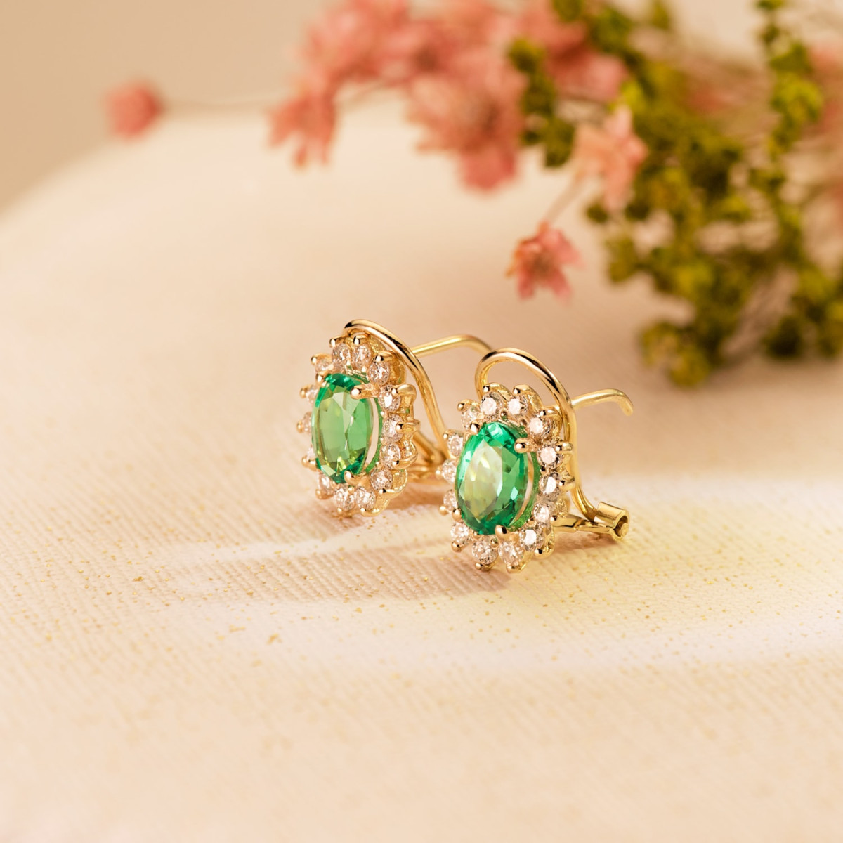 18K PENDIENTES ORO AMARILLO DIAMANTES DE LABORATORIO Y ESMERALDA 7X5 MM 1,50QT 0,580QT VS-2 G. 11,5X9,5 MM CIERRE OMEGA