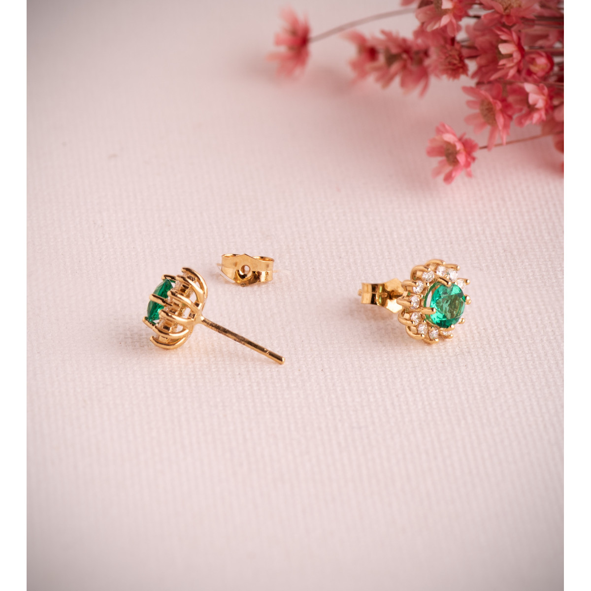 18K PENDIENTES ORO AMARILLO 24 DIAMANTES DE LABORATORIO Y ESMERALDA 5 MM 0,96 QT 0,340 QTS. VS2-G. 9 MM CIERRE PRESION