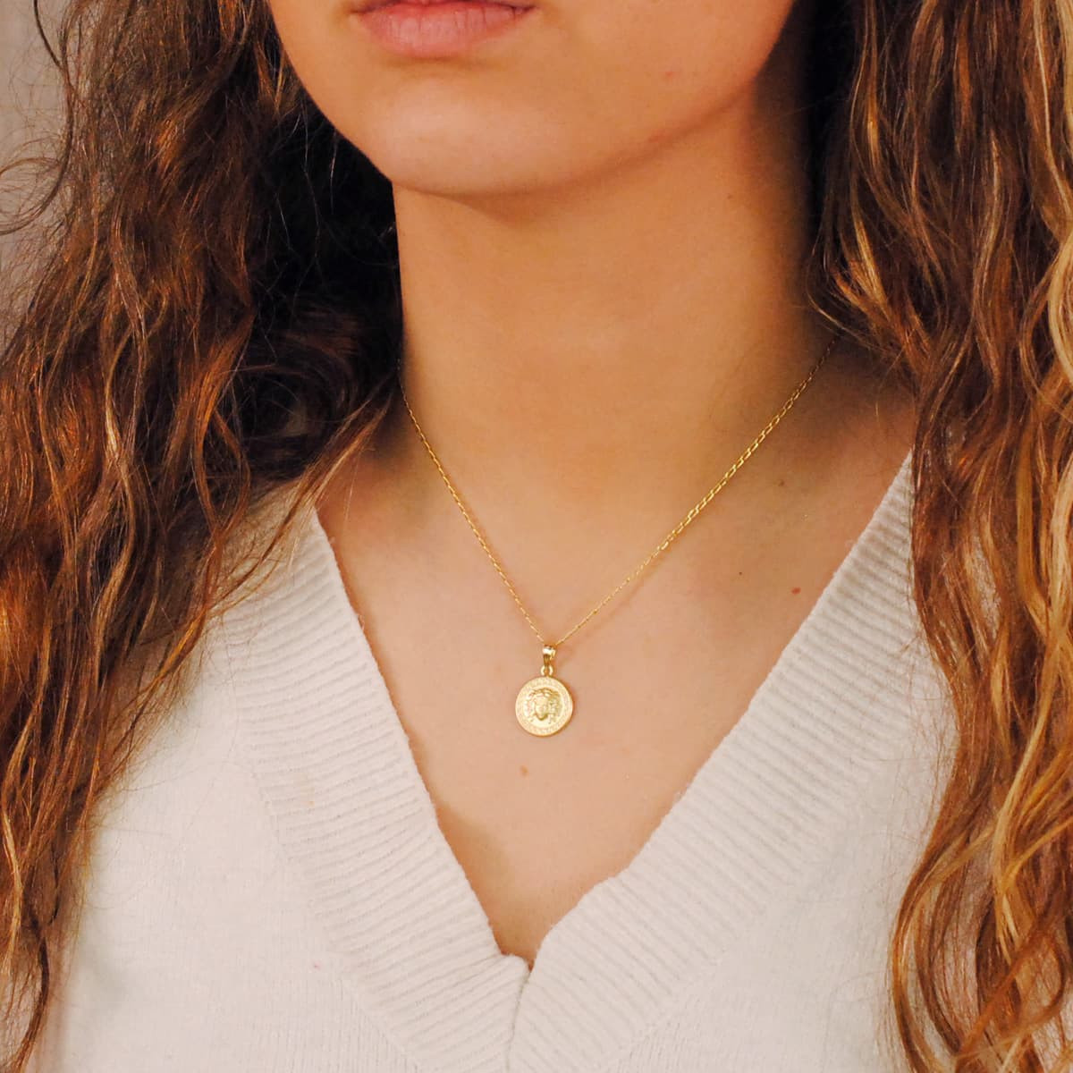 18K MEDALLA ORO AMARILLO MEDUSA CON BORDE DE GRECA MATIZADA 15 MM