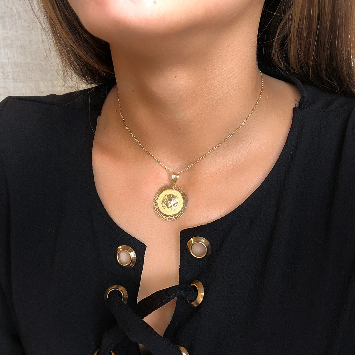 18K MEDALLA ORO AMARILLO MEDUSA CON BORDE CALADA Y GRECA MATIZADA 20 MM