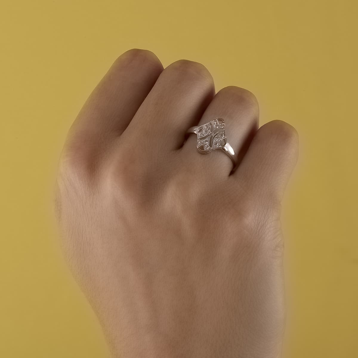 18K SORTIJA ORO BLANCO MOTIVO CALADO ROMBO 15X10 MM CON CIRCONITAS. ANCHO: 15 MM