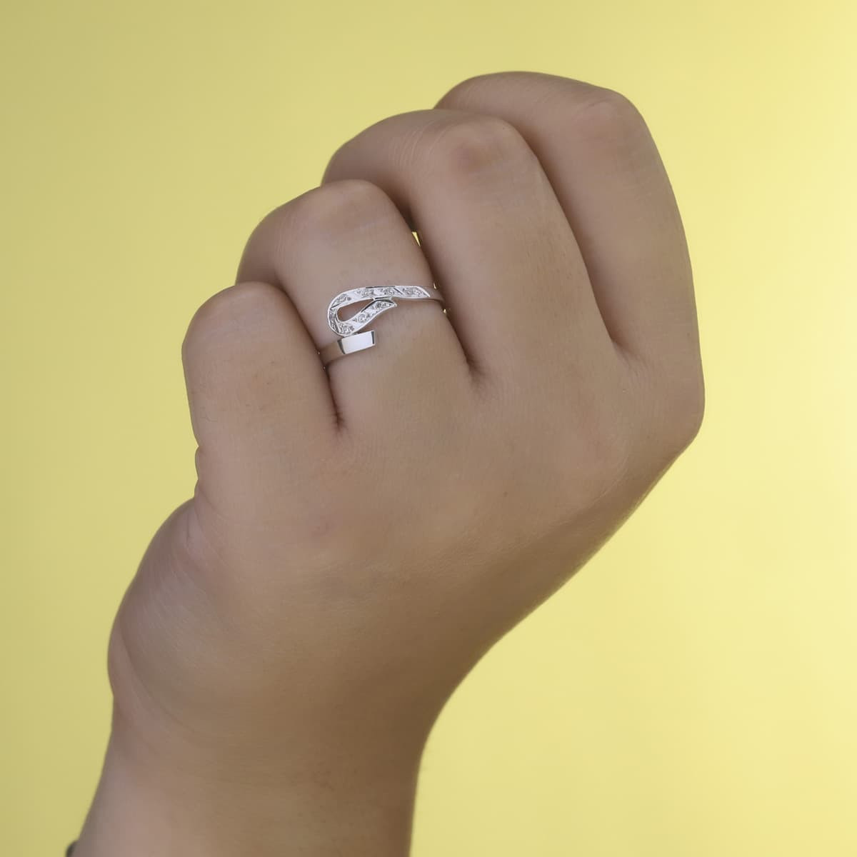 18K SORTIJA ORO BLANCO CRUZADA CON CIRCONITAS. ANCHO 7 MM