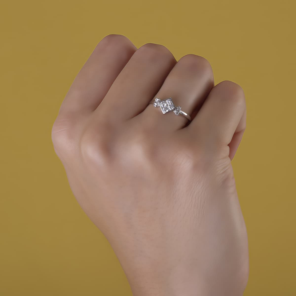 18K SORTIJA ORO BLANCO MOTIVO ROMBO CON CIRCONITAS. ANCHO 7 MM