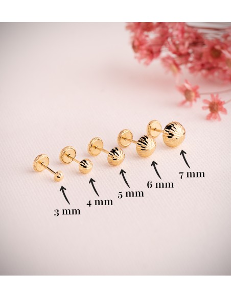 18K PENDIENTES ORO AMARILLO MEDIA BOLA TALLADA HUECA. ANCHO: 7 MM. CIERRE TUERCA