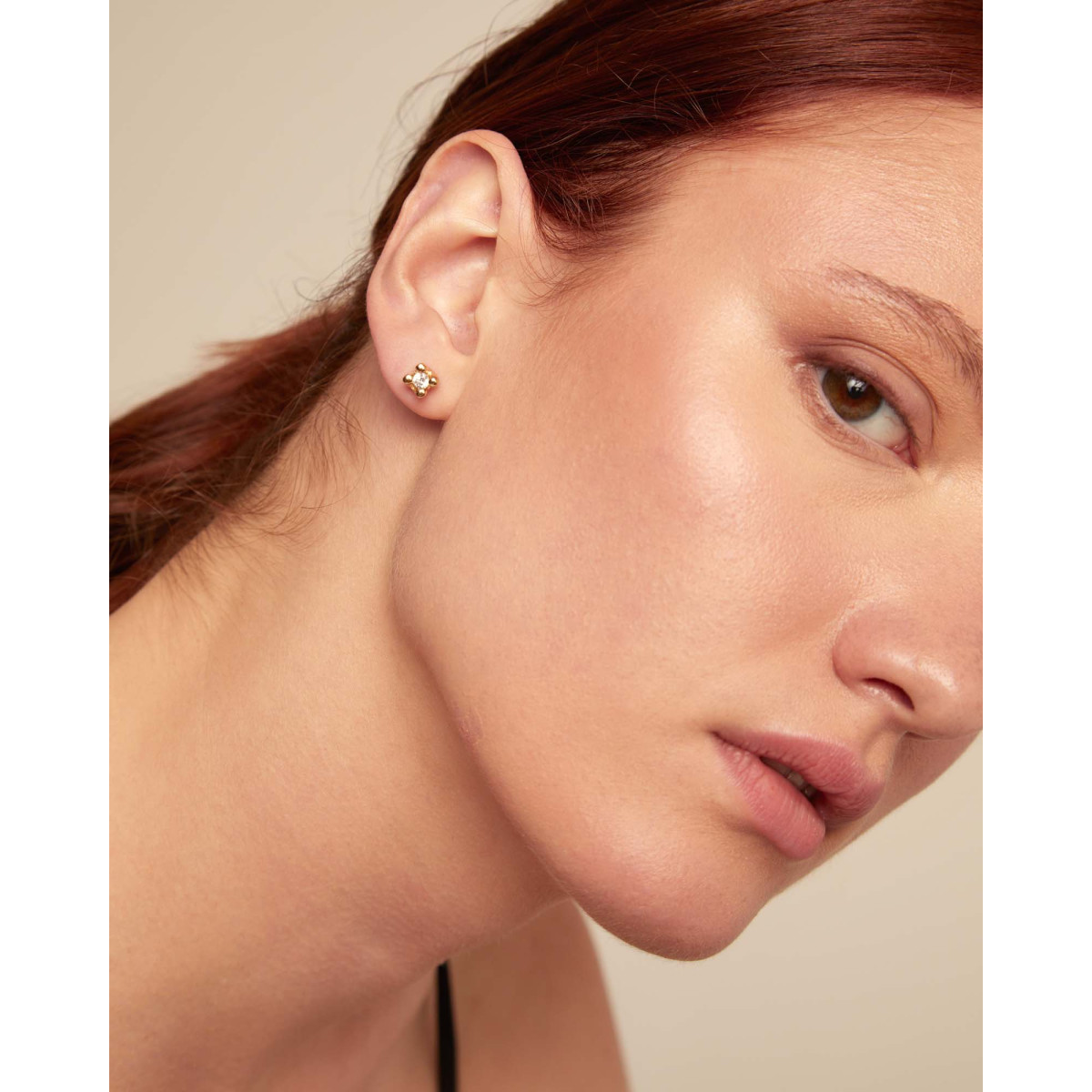 Pendientes Uno de 50 Cosmos. Bañado en oro de 18k PEN0951BLNORO0U