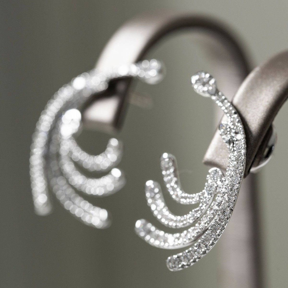 Pendientes en Oro Blanco con Brillantes – Diseño Ola BB009781