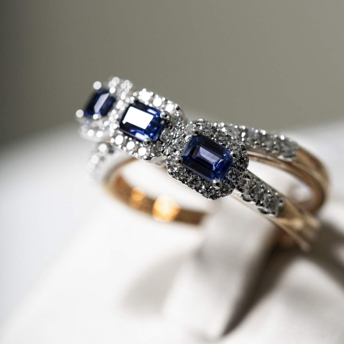 Anillo Bicolor en Oro con Zafiros y Diamantes AA032408ZF