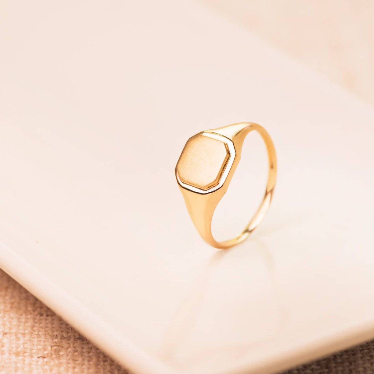 18K SELLO ORO AMARILLO MACIZO FORMA CUADRADA.  ZONA GRABADO: 8,5X8,5 MM