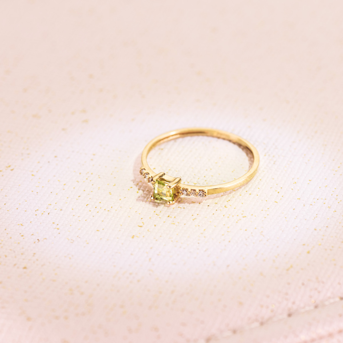 18K SORTIJA ORO AMARILLO 6 DIAMANTES 0,030 QTS. G-VS2. OLIVINA 3X3MM CUERPO 1 MM